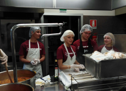 Preparazione pasto e distribuzione Caritas Vicenza